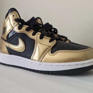Air Jordan 1 Mid SE in Metallic Gold Black